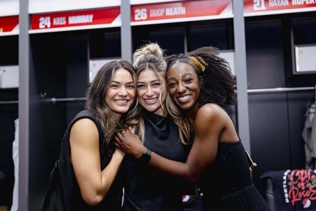 期待新赛季!开拓者官博分享啦啦队成员参观更衣室照片